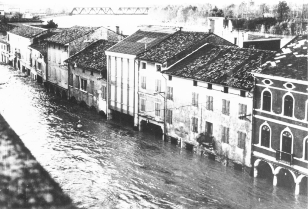Le acque del Tagliamento invadono Piazza Indipendenza, Piazza Garibaldi e Via Sottopovolo