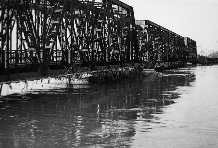 Il ponte ferroviario dopo la rottura degli argini