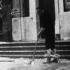 Don Danilo Stel intento a spalare il fango dalla sua chiesa