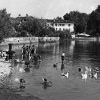 Donne e bambini lavorano sulla sponda del fiume