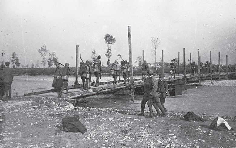 Soldati italiani all'inseguimento dell'invasore, mentre attraversano il ponte sul Tagliamento a Latisanotta, da loro costruito