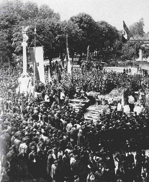 Concorso di folla per le onoranze alle quaranta salme di Caduti sepolti durante la guerra nel cimitero di Latisana