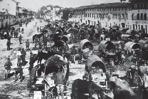 Rivignano, novembre 1917. Sosta di carriaggi austroungarici nella piazza durante l'avanzata verso il Piave