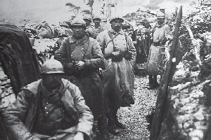 Altipiano di Asiago, 17.6.1918. Durante l'offensiva austriaca sull'Altopiano e Fanteria francese a monte Tondo