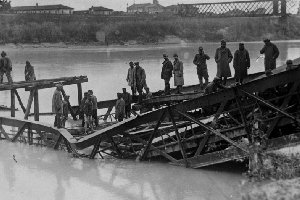 Soldati austriaci in posa per i fotografi delle agenzie di stampa sul ponte stradale di Latisana distrutto dagli italiani