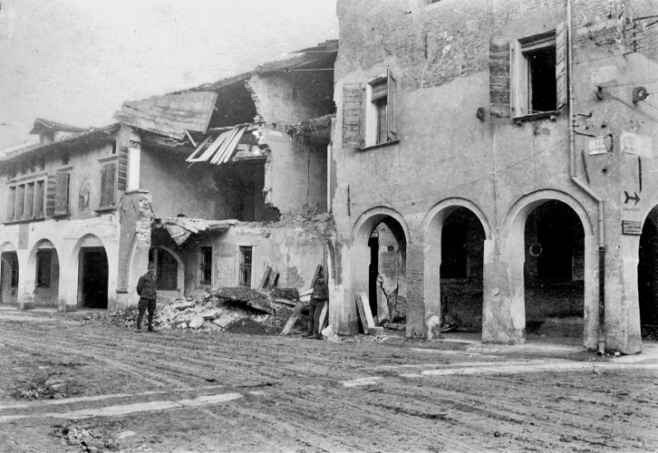Le conseguenze del bombardamento su Via Garibaldi