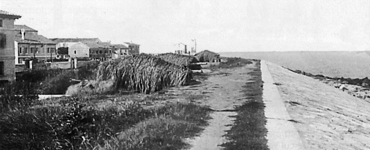 Le artiglierie austriache poste sulla diga foranea di Caorle