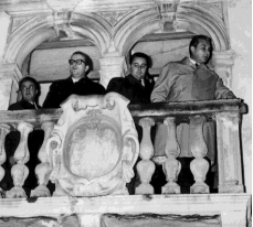 Aldo Moro affacciandosi al balcone del municipio di Latisana
