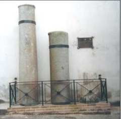 Le colonne innalzate nella facciata nord della chiesa parrocchiale