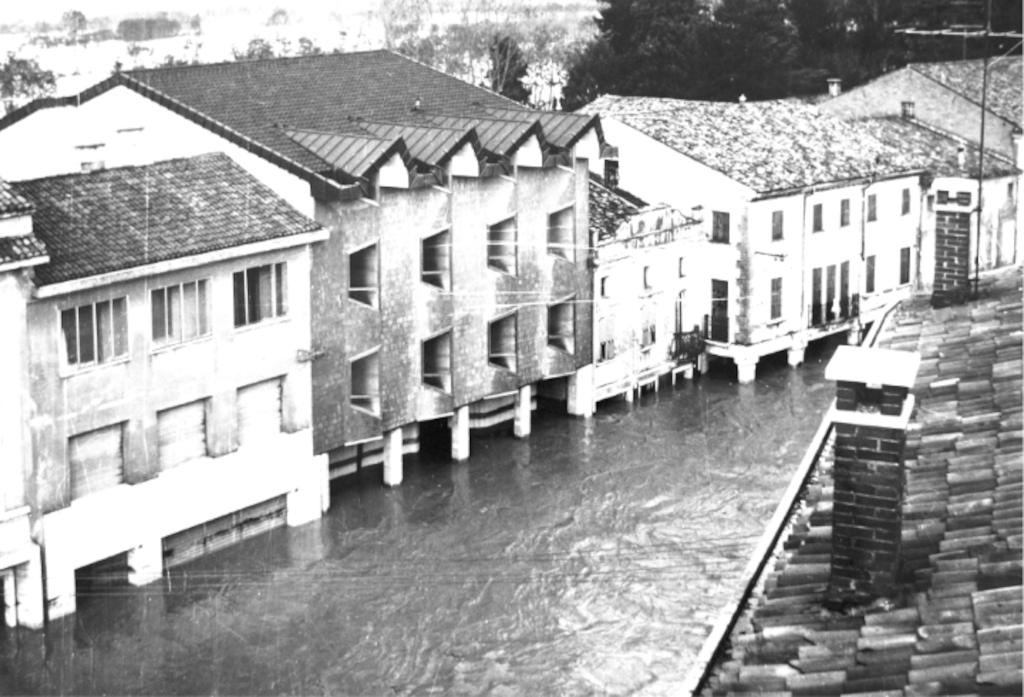 Le acque del Tagliamento invadono Piazza Indipendenza, Piazza Garibaldi e Via Sottopovolo