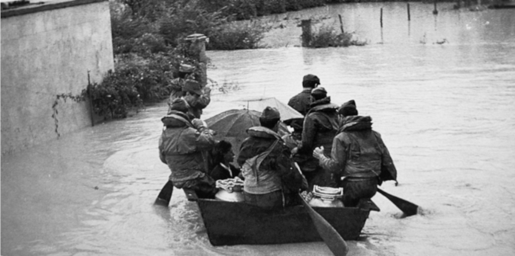 Militari portano in salvo alcuni civili a Latisanotta