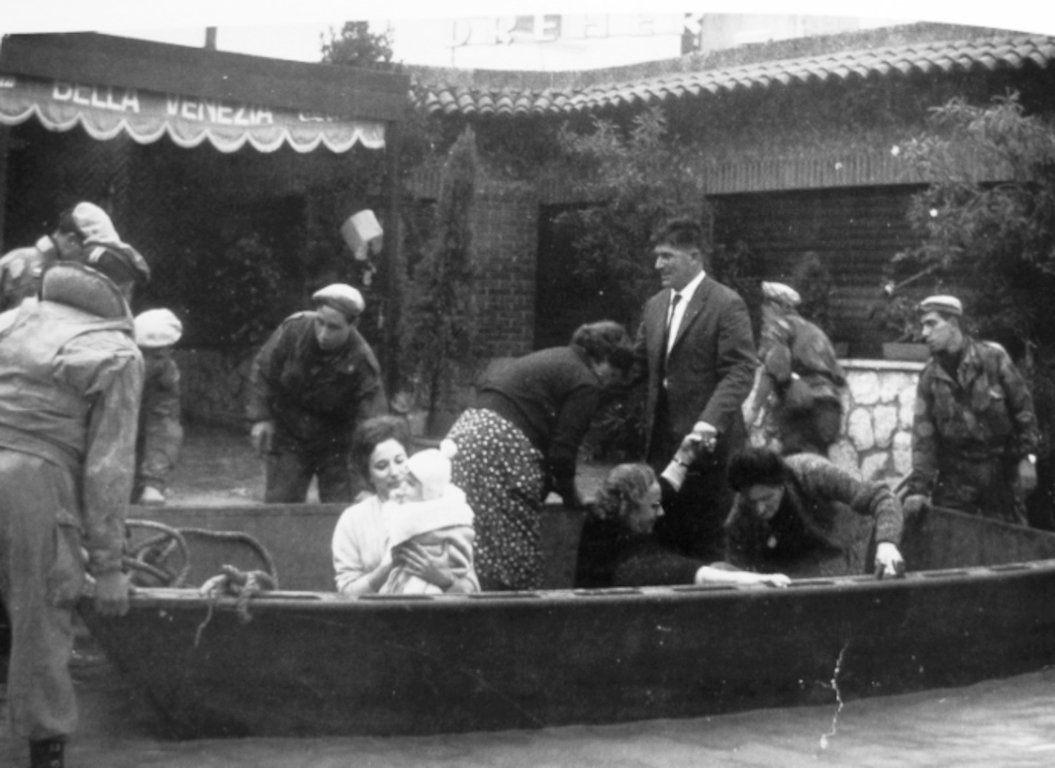 Militari portano in salvo civili alloggiati presso l'Albergo Bella Venezia