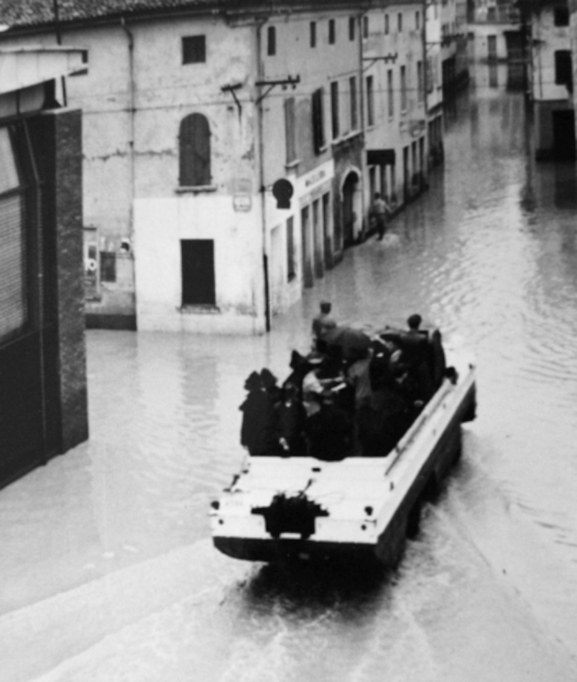 Mezzi anfibi in perlustrazione a Latisana
