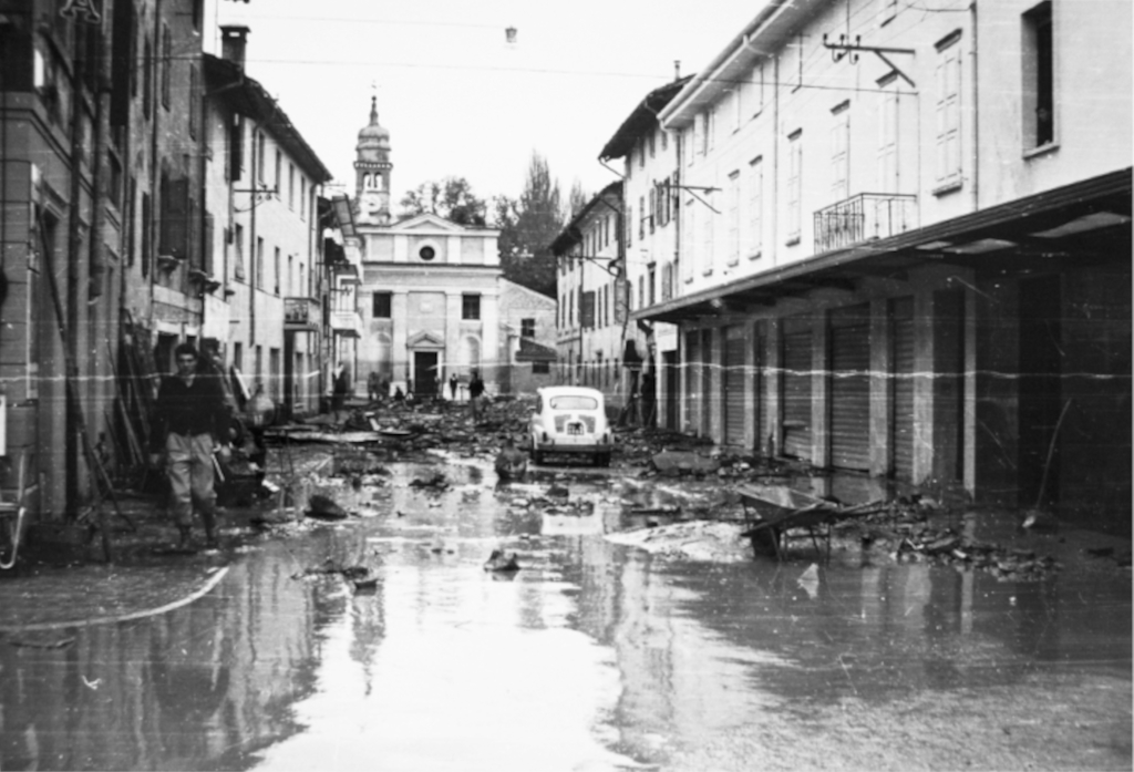 Mezzi meccanici mentre puliscono
