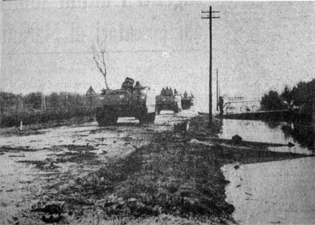 Mezzi corazzati dell'esercito sulla strada di Lignano
