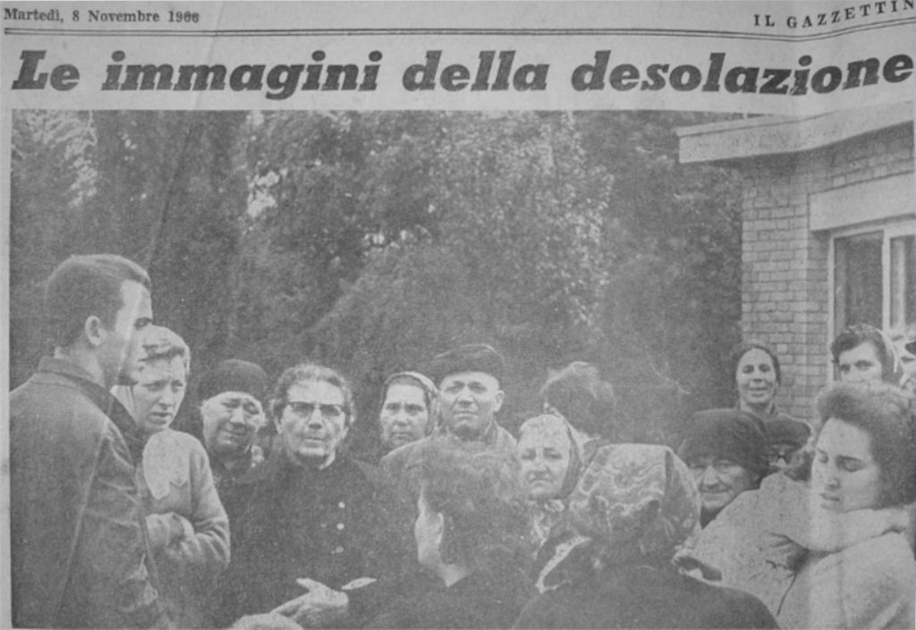 Un gruppo di sfollati ascolta le ultime notizie