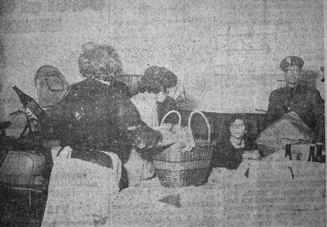 La polizia consegna bottiglie d'acqua