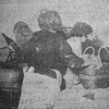 La polizia consegna bottiglie d'acqua
