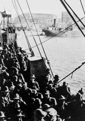 Alpini della Julia imbarcati a Bari in attesa di salpare per l'Albania