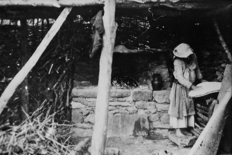 Scene di vita quotidiana nei villaggi albanesi