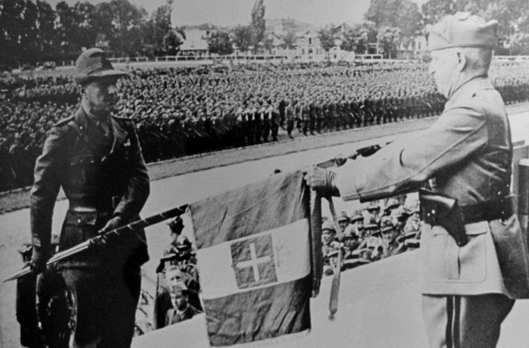 Il Re appunta la Medaglia d'Oro sulla bandiera dell'8° Rgt. Alpini