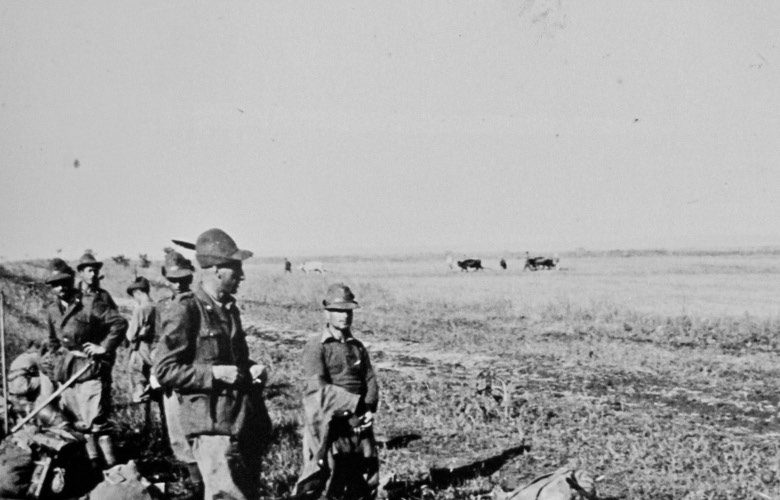 Alpini in marcia lungo la steppa