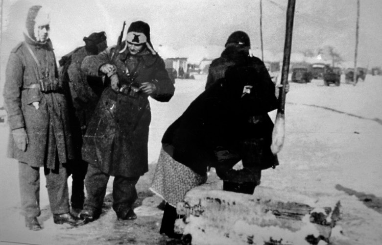 Una contadina russa attinge l'acqua ad un pozzo per i nostri alpini