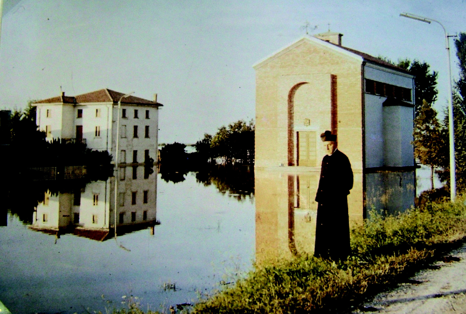 Don Natale Mauro sull'argine del Canale