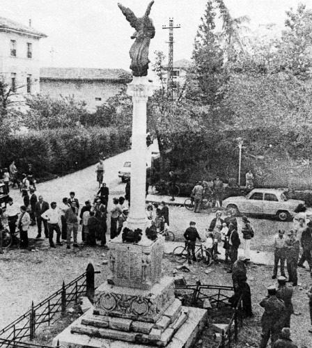 Una visione dei danni al monumento ai Caduti