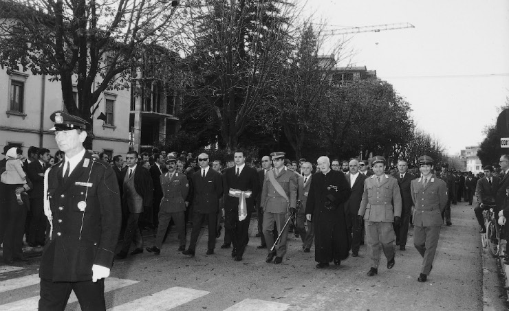 Il sindaco Carlo Ravanello guida il corteo presso il monumento ai Caduti