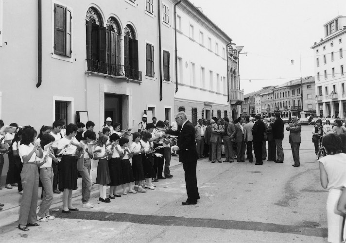 Il maestro Giovanni Simonin, con i suoi allievi della banda musicale