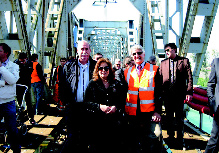I lavori per l'inalzamento del ponte ferroviario sono giunti al termine