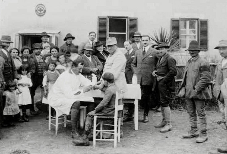 Un medico effettua prelevamenti di campioni di sangue