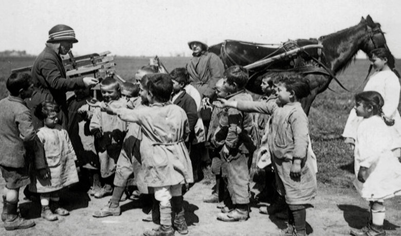 Assistenti sanitarie distribuiscono il chinino in una scuola rurale