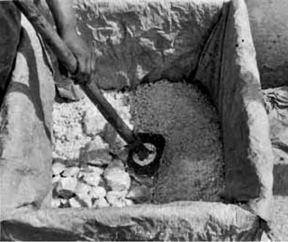 Il DDT in blocchi viene pestato e trasformato in polvere