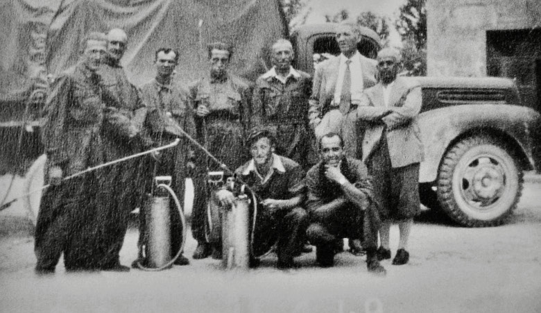 Un gruppo di disinfestatori nel 1949