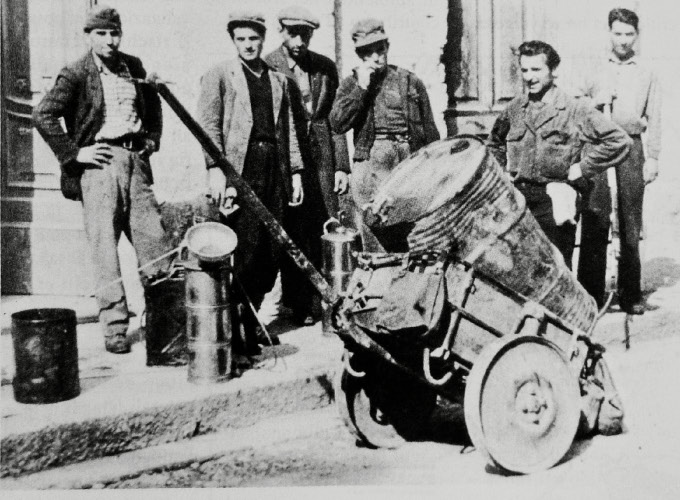 Squadra di disinfestatori con DDT