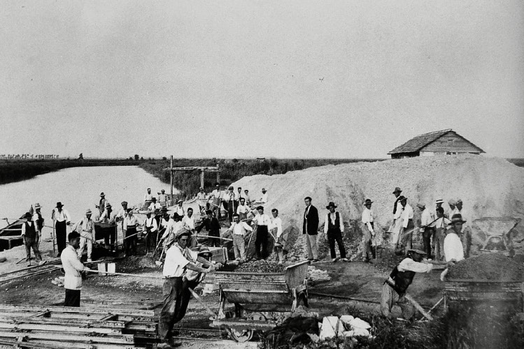 Gruppo di lavoratori in cantiere di bonifica