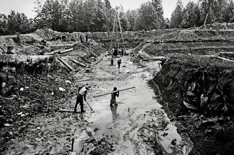 Uomini lavorano nel fango