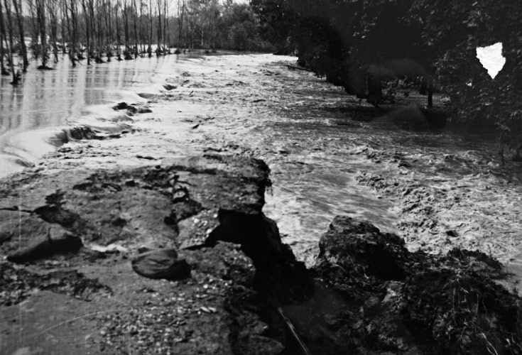 Rottura degli argini di fronte al Parco Gaspari