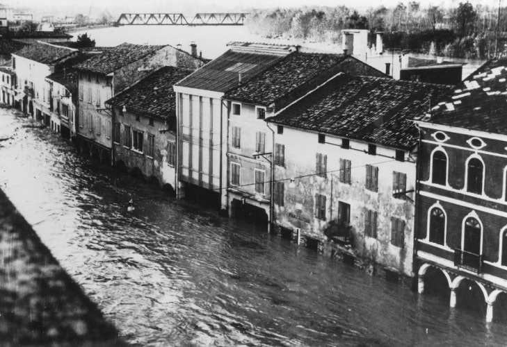 Le acque del Tagliamento scorrono veloci lungo Piazza Indipendenza
