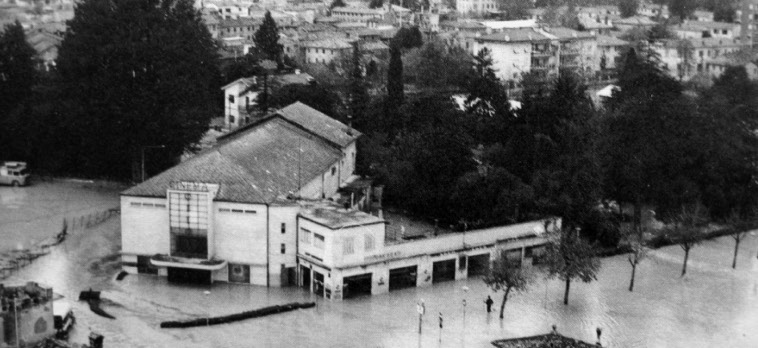 Il Cinema Odeon, visto dal campanile, la mattina del 5 novembre 1966