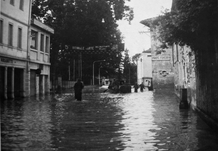Lungo la Via Vendramin, presso la Ferramenta Morassutti e Canonica