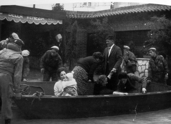 Militari portano in salvo civili alloggiati presso l'Albergo Bella Venezia