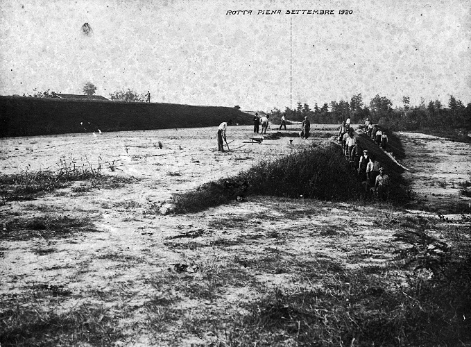Lavori chiusura gorgo di rotta dopo la piena del settembre 1920