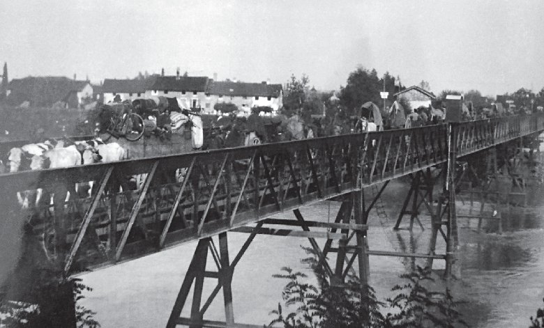 Profughi che attraversano il ponte di Latisana diretti verso Portogruaro