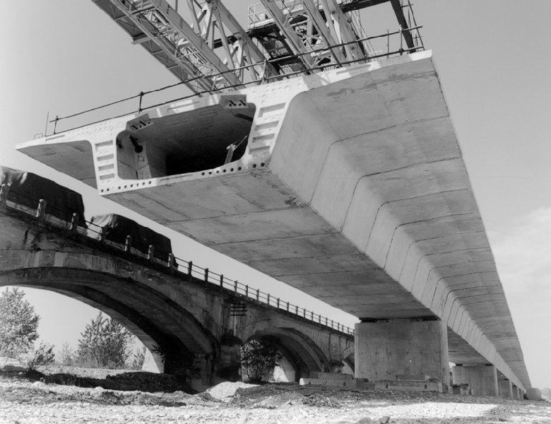 Fase di costruzione del ponte stradale della Delizia
