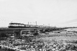 Il ponte ferroviario attuale della Delizia su doppio binario in una foto del 4 dicembre 2004