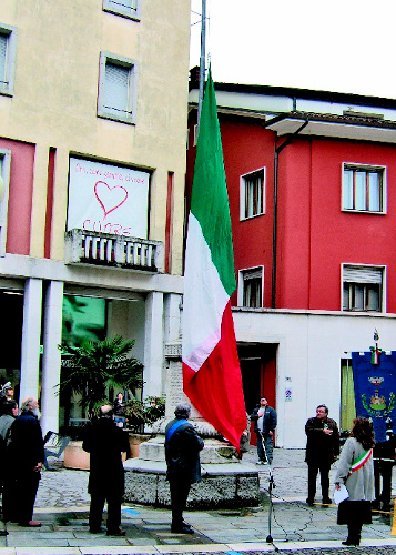 Alzabandiera in Piazza Indipendenza a Latisana