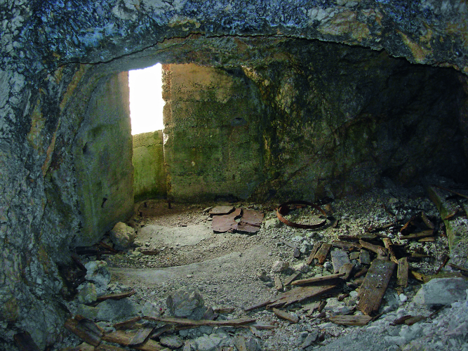 Interno della caverna fortificata